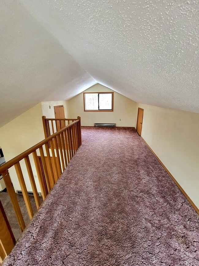 Building Photo - Amazing 4 bedroom with 2 kitchens and Livi...