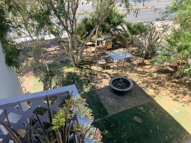Shared Outside Patio - 1486 E Desert Inn Rd