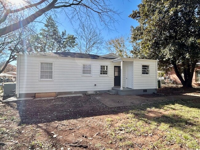 Building Photo - MOVE IN READY TWO BEDROOM ONE BATH - GREAT...