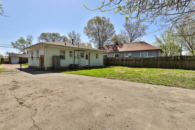 Building Photo - 711 N Elm Ave