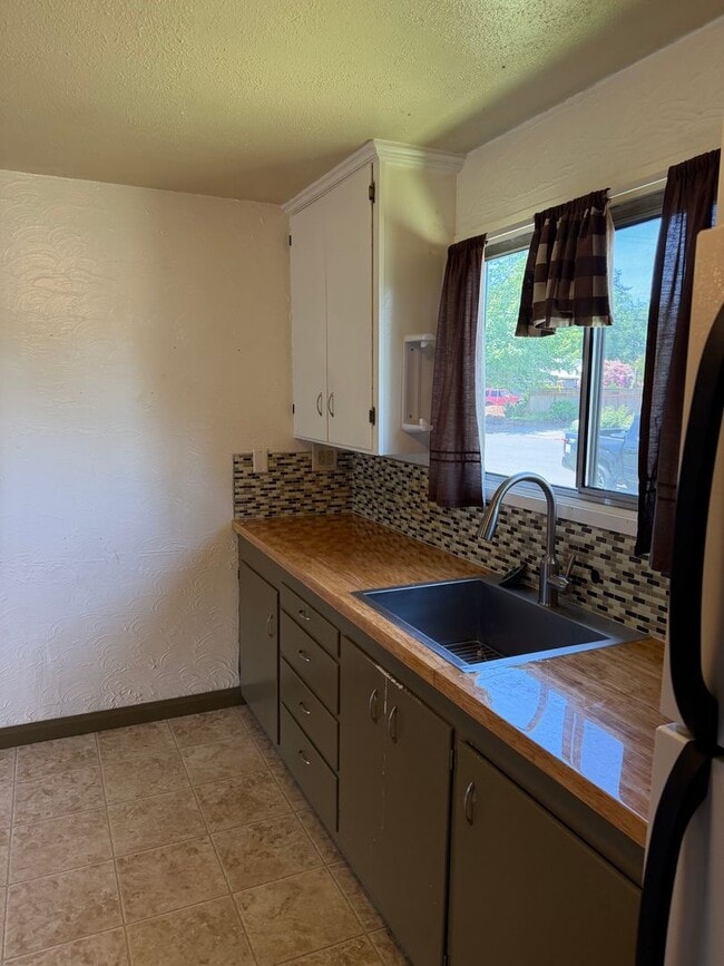 Building Photo - 1 bedroom, 1 bath duplex in Springfield!