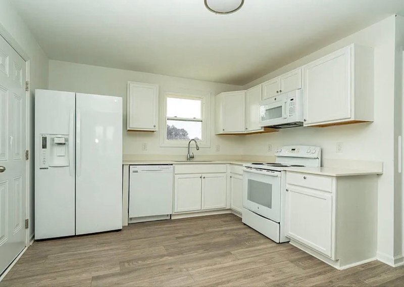 Building Photo - 421 Pineville Rd