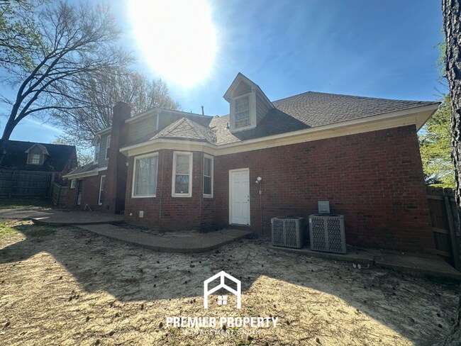 Building Photo - Grand 4BR/2.5BA Executive Home in Cordova | 2,700 Sq Ft, Bay Window & Spa Suite