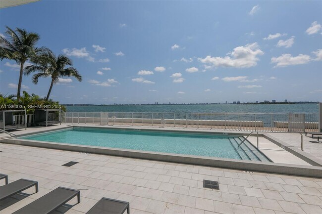 Building Photo - 700 NE 25th St