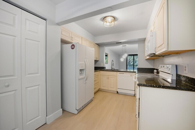 Building Photo - 2070 Homewood Blvd