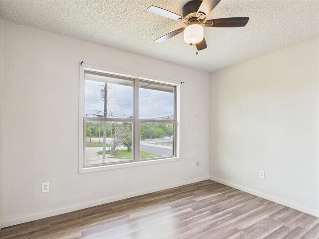 Building Photo - Upstairs 2/1