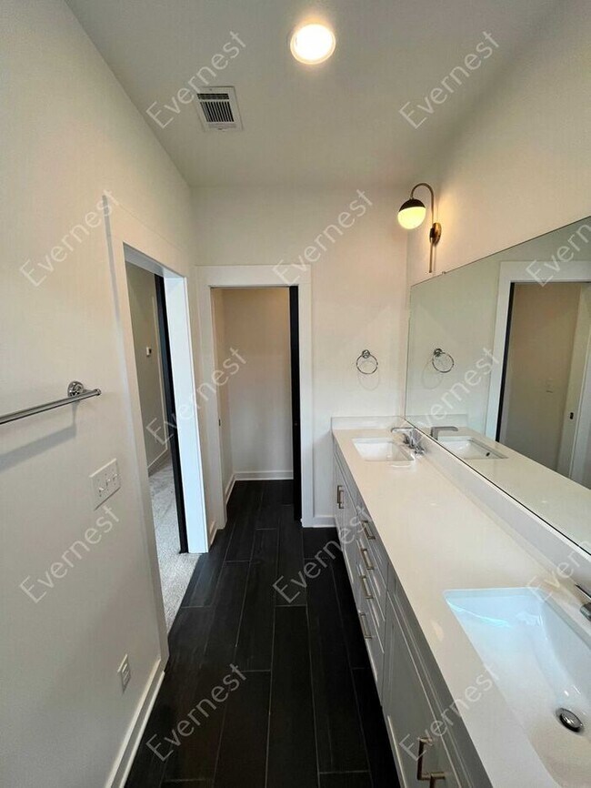 Building Photo - 4-Bedroom Home with Modern Comforts in a P...
