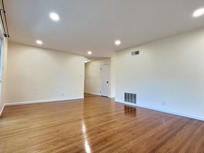 Building Photo - 3BD/2BA - Updated Charming Single Family H...