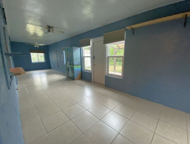 Building Photo - Spacious Florida Home Available Now!