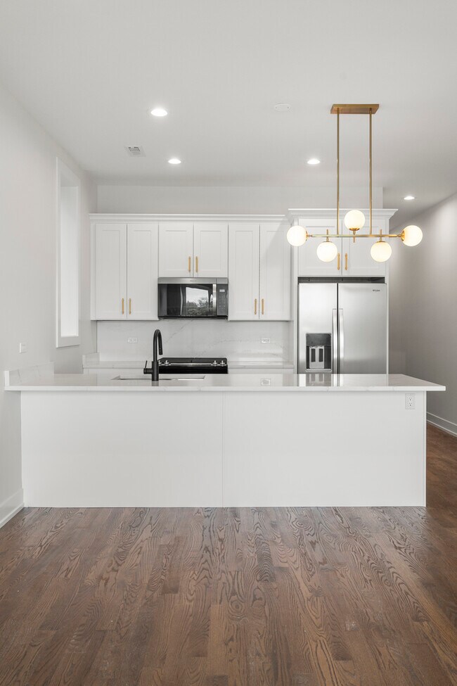 Building Photo - 420 E 50th Pl