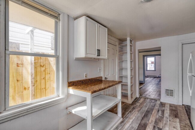 Building Photo - Newly Renovated 3 Bedroom, 1 Bathroom Townhouse