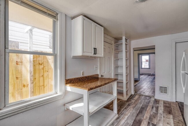 Building Photo - Newly Renovated 3 bedroom, 1 bedroom townhouse