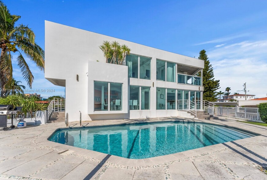 Building Photo - 7504 W Treasure Dr