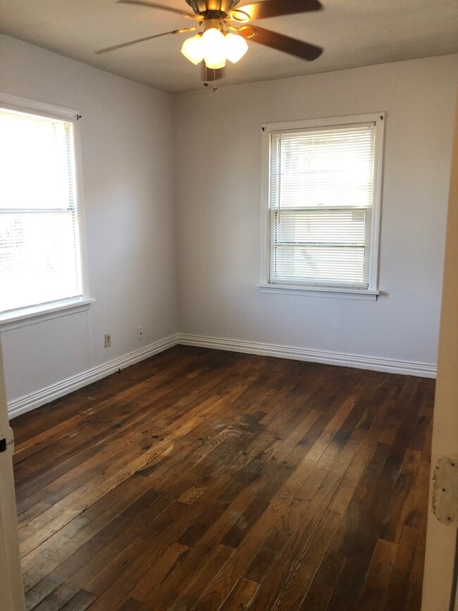 Building Photo - CUTE HOME WITH 2 BEDROOMS, 1 BATHROOM, 1 CAR GARAGE