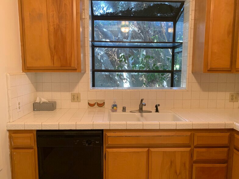 Building Photo - 412 N Doheny Dr