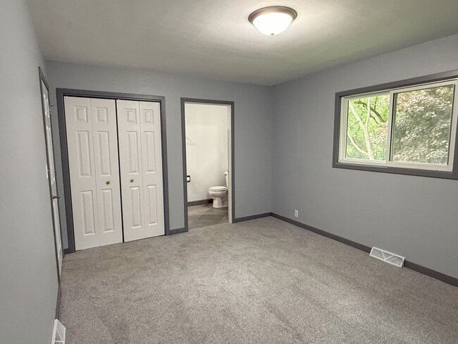 Building Photo - Private 3 bedroom home