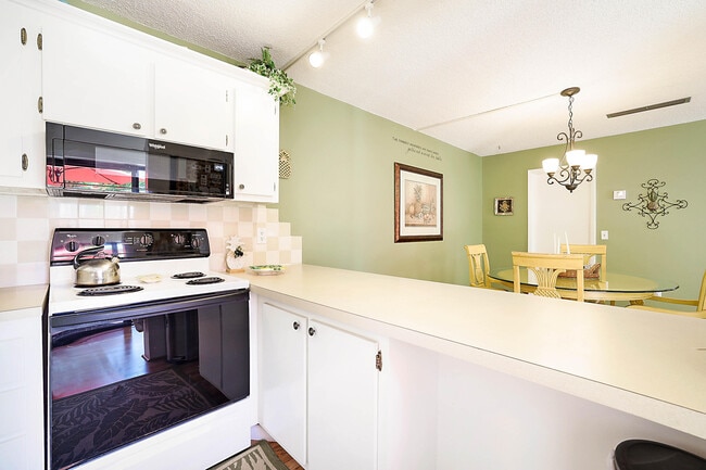 Building Photo - 825 Center St