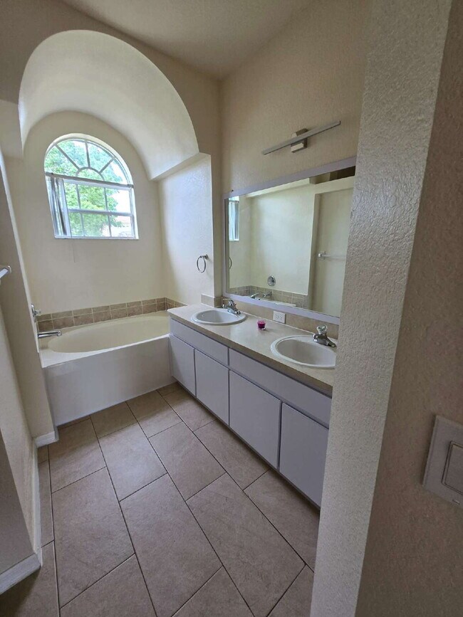 Building Photo - "Charming 3-Bed, 2-Bath Haven in Spring Hill – Your Perfect Florida Retreat!"