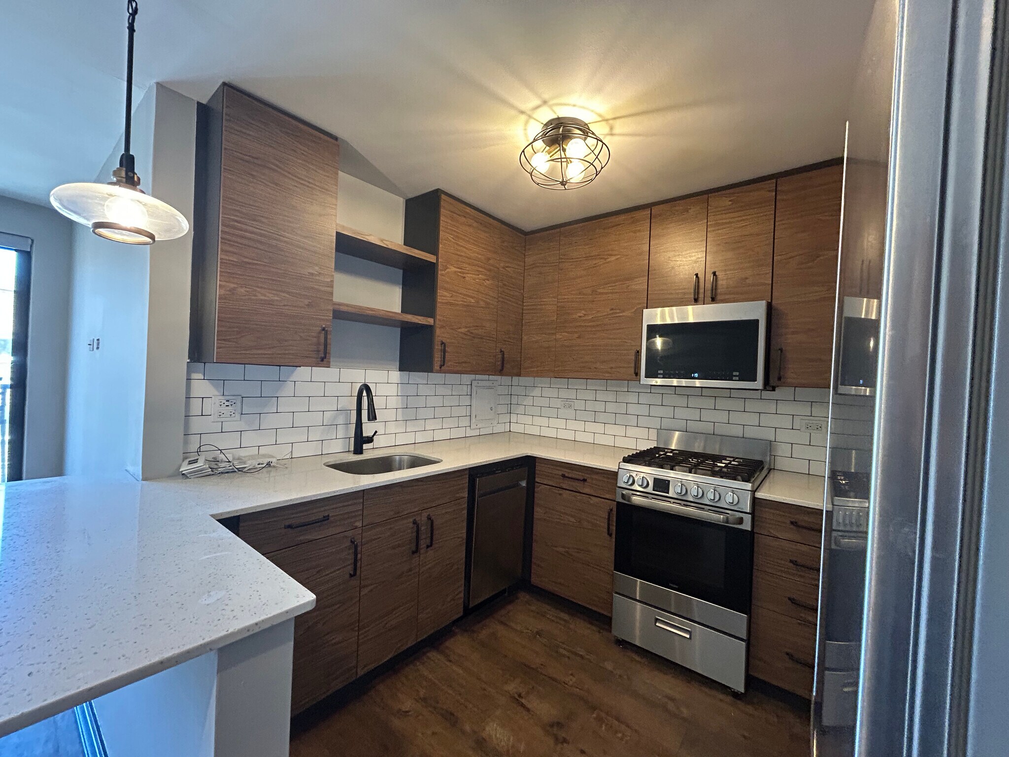 Building Photo - 518 W Wrightwood Ave