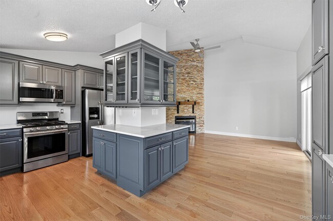 Building Photo - 3911 Whispering Hills Dr
