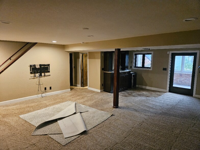 Building Photo - 10032 E Meadow Run