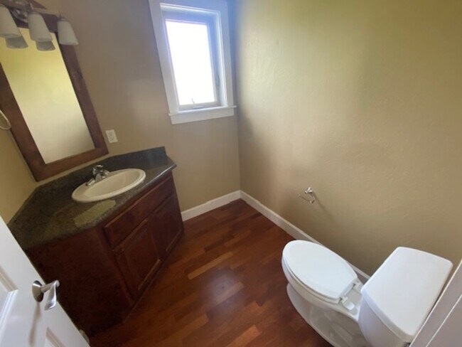 Building Photo - 528 W Nevada St