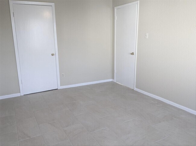 Building Photo - 915 Alexander St