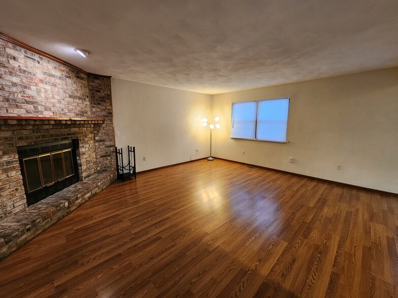 Building Photo - 3854 S Chalet Cir