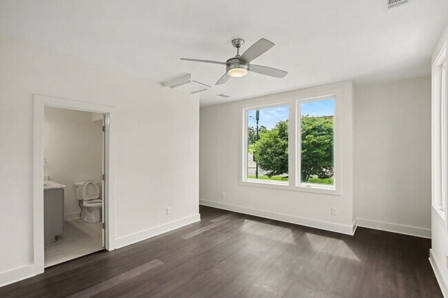 Building Photo - Newly Renovated Condominium
