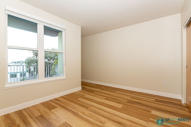 Building Photo - Bayview: Bi-Level 3 Bed 3 Bath w/ Parking,...