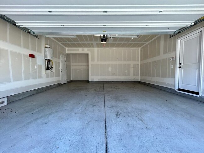 Building Photo - Beautiful Modern 3 Bedroom With Solar! - Apply Today!