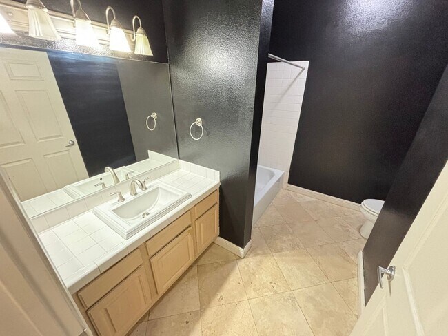 Building Photo - Gorgeous 1Bed/1Bath Condo located in Spanish Palms guard gated community!