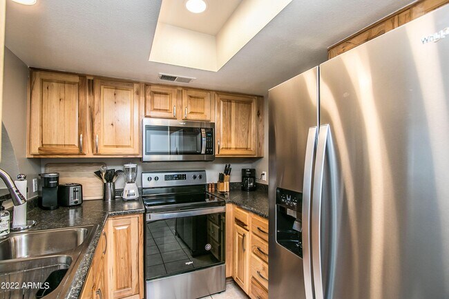 Building Photo - 626 W 14th St