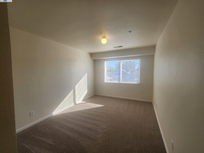Building Photo - 2255 Chestnut St