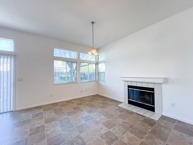 Building Photo - Laguna West 4 Bed, 2 Bath Home