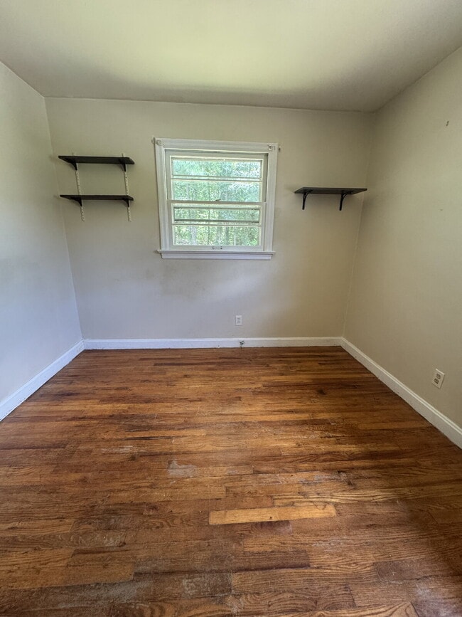 Building Photo - 3 Bedroom 1 Bathroom Home