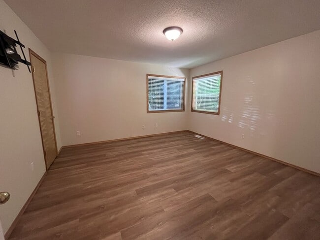 Building Photo - 3 Bedroom, 1 Bonus office/craft Room  and ...
