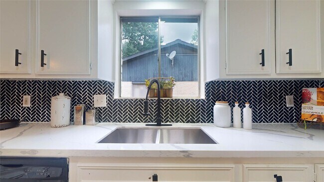 Building Photo - 811 Devonport Ln