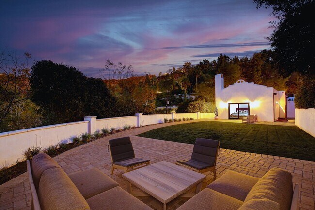 Building Photo - Fully Furnished Luxurious Spanish Mediterranean Villa in Hollywood Hills: 4-Bedroom, 2.5-Bath Ret...