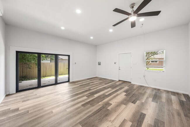 Building Photo - 1153 Brookswood Ave