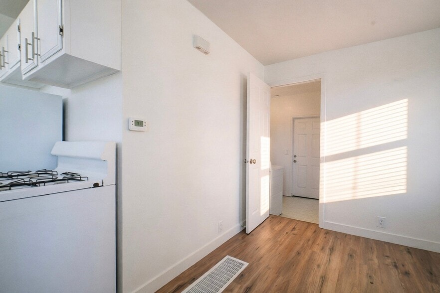 Building Photo - 376 W 700 N