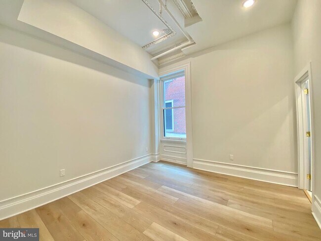 Building Photo - 1824 Chestnut St