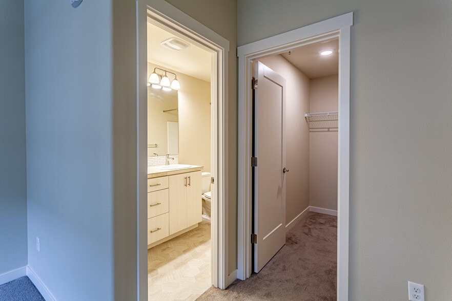 Building Photo - 16323 NW Chadwick Way