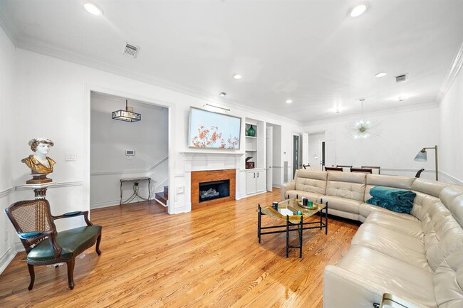 Building Photo - 5136 Chevy Chase Dr