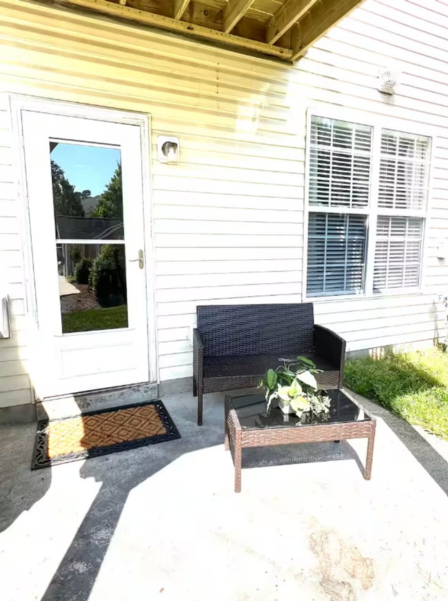 Building Photo - Beautiful 3 bedroom, 3 1/2 bathroom townhome in Tarrant Trace