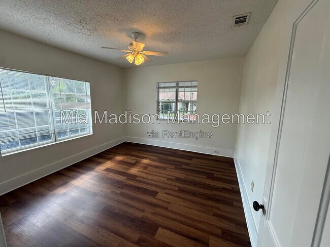 Building Photo - 211 W 59th St