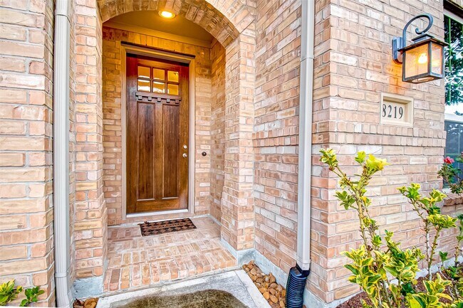 Primary Photo - 8219 Peppervine Ct