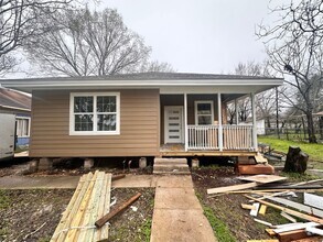 Building Photo - Charming 3-Bed 2-Bath House w/ Wood Vinyl ...