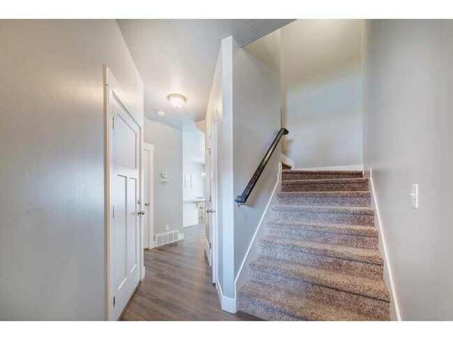 Building Photo - Rare: townhome with a view