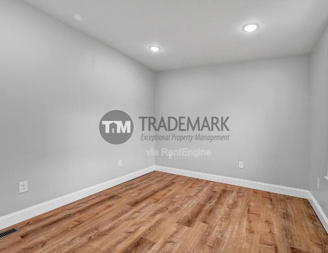 Building Photo - 758 Manor St